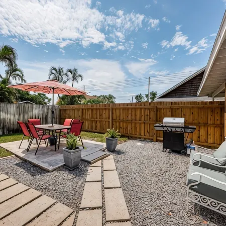 Charming bungalow minutes away from the BEACH, local restaurants & shops.
