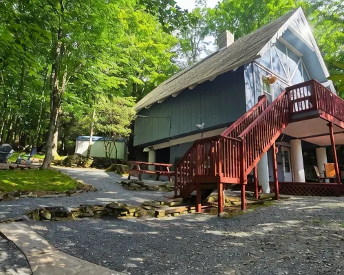 Blue Ridge Mountains Getaway Cabin • Skiing • Firepit • Outdoor Theater Hotels in Beech Mountain
