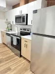 Elegant Modern Suite with Free Parking near Parks, Malls & Transit - บังกะโล