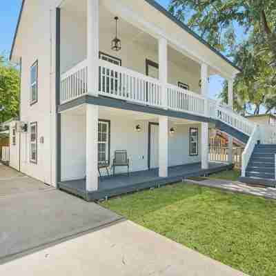 DeLamboBeach: Cozy Retreat 2BR 2BA Near UTMB ,Cruise Port & The Strand. Hotel Exterior