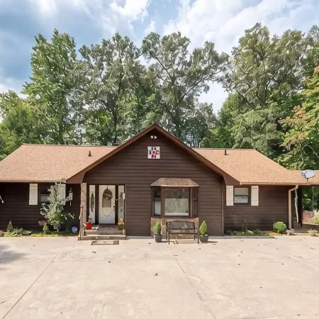 Charming 2-bedroom house in  Franklin NC with  Bonus apartment above the garage
