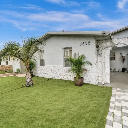 Charming 3-bedroom lake house with hot tub and kayaks located near Dania Beach