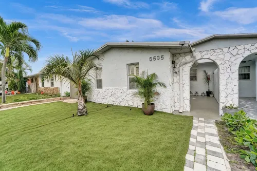 Charming 3-bedroom lake house with hot tub and kayaks located near Dania Beach