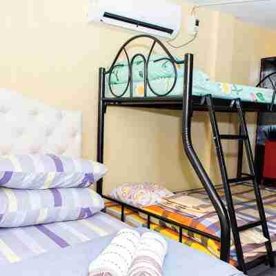 COZY Up to 16 Guest Near  Aqua Planet & Clark international Speedway Rooms