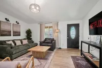 Charming 3 bedroom home minutes from NRG featuring a fire pit/outdoor games - Boutique