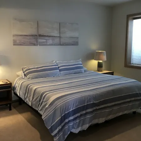 GIG Harbor- Secluded Apartment with Million Dollar View.  10-Minute Walk to Town
