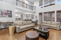 NEWHOUSE MANSION DALLAS TOP 10 Vacation Rental  POOL and SPA3 Acres Of Land - Kitchens