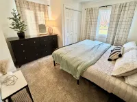 Lakefront Luxury Cabin- Dock, Hot Tub, Firepit, Kayaks, Game Room, Bunk Room スコットのホテル