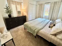 Lakefront Luxury Cabin- Dock, Hot Tub, Firepit, Kayaks, Game Room, Bunk Room