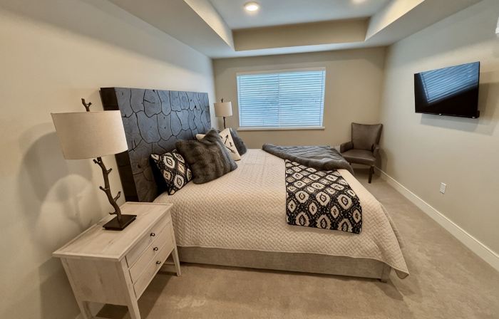 Mountain views condo with coffee/restaurant on first floor