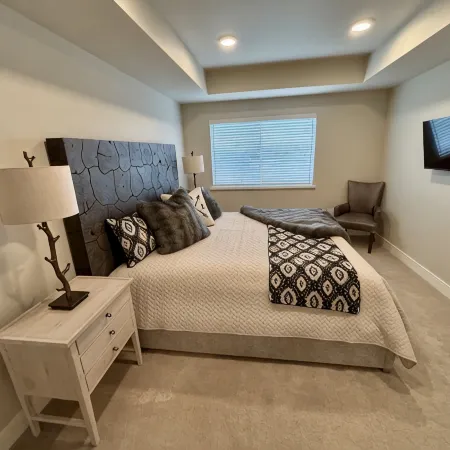 Mountain views condo with coffee/restaurant on first floor