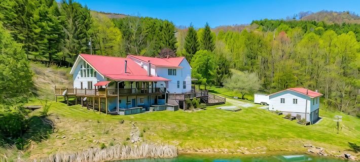 Spacious 5-bedroom house w/ fishing pond, WiFi, hot tub in Grayson Co Mountains Hotels in Grayson County