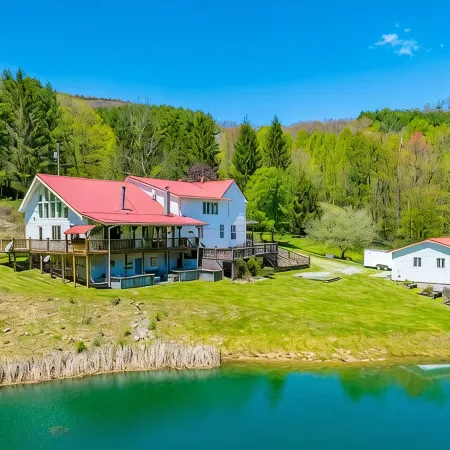 Spacious 5-bedroom house w/ fishing pond, WiFi, hot tub in Grayson Co Mountains