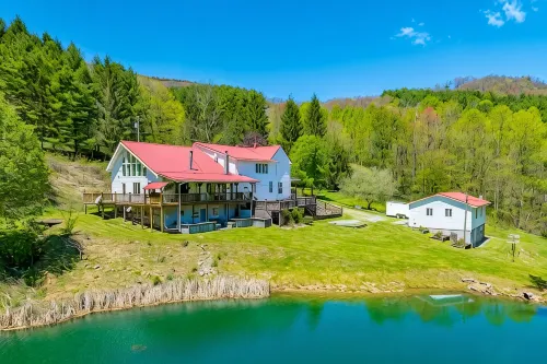 Spacious 5-bedroom house w/ fishing pond, WiFi, hot tub in Grayson Co Mountains