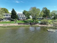 Gorgeous Waterfront Home in the Heart of North Kingstown - homestay