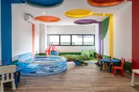 City Escape with Pool, Gym & Spa - Homestays