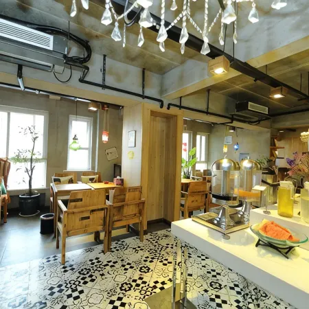 Qianyi Hotel (Yulin Jincheng Center Pedestrian Street Store)