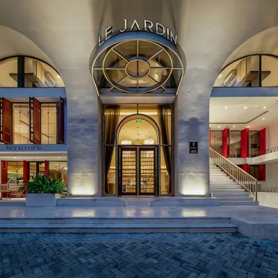 Hanoi le Jardin Hotel & Spa Отели рядом с достопримечательностью «Озеро Truc Back»