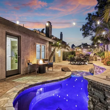 Charming Coastal Escape: Resort-Style Walk-in Spa
