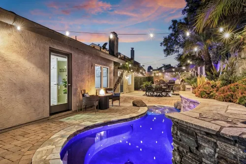 Charming Coastal Escape: Resort-Style Walk-in Spa