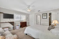 10 Min Walk to DT! Fire Pit-Pet Friendly! A True DT Retreat!