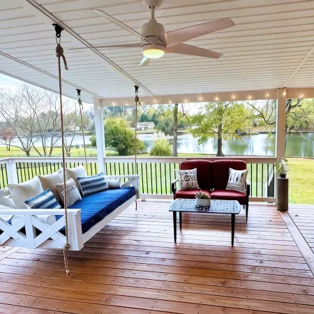 Charming 4-bedroom lake house a stone's throw from beautiful Lake Sinclair