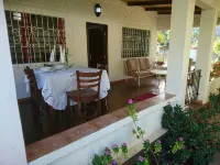 HCS Bungalows, Turtle Bay Rustic Bungalow with garden, Flat #1 - Wi-Fi