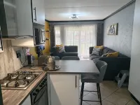 2 Bedroom apartment with 2 queen size beds & a cot, 10 minutes from JHB Airport. - 무료 와이파이