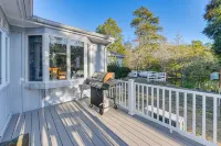 Charming Pet Friendly 4-bedroom river view home with grill, in lovely Weems!