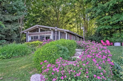 Charming Lake House Getaway - 3-Star