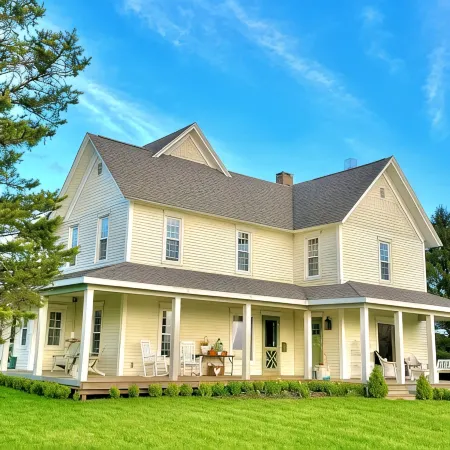 Step Inside a Magazine! Upscale Farmhouse on 3 acres. Hot Tub,Bocce Ball,Gardens