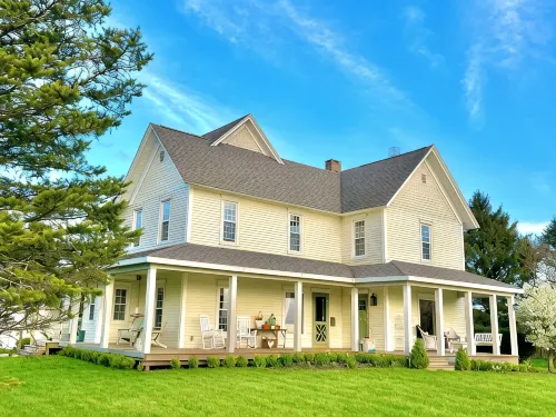 Step Inside a Magazine! Upscale Farmhouse on 3 acres. Hot Tub,Bocce Ball,Gardens