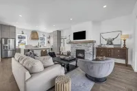 Mountain Lake Getaway - Chef's Kitchen - High End