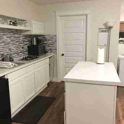 Stylish 1BR unit in Bedford, only 15 min to downtown Halifax. Near shopping area Others