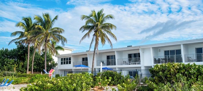 Charming 1-bedroom, Beachfront condo in fabulous Longboat Key steps to the beach Hotels in Longboat Key