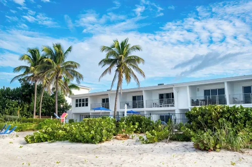 Charming 1-bedroom, Beachfront condo in fabulous Longboat Key steps to the beach