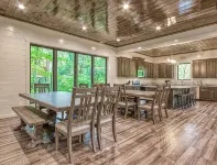 Luxury Cabin~Heated Pool~Sleeps 26! Hot Tub~5 Min to Prkwy - مسبح خاص