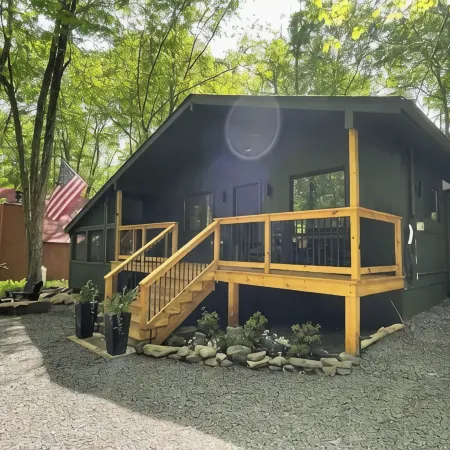Saturdays Cabin, Hot Tub, Hammock, Gas Firepit