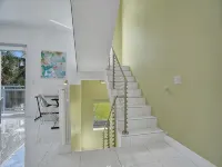 BEACH ACCESS MODERN TOWNHOUSE! Pool, Spa and Gym!