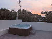 Architecture Award Winner! Exclusive Rooftop Hot Tub Near Old Town & Downtown - 자쿠지