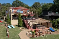 Lake Front Honky Tonkin & Lake Life  O/D Kitchen & Tiki Hut -Near Nashville - 4-Star