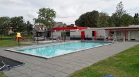 Detached vacation home with enclosed garden close to the Wadden coast - ที่มีสระว่ายน้ำ
