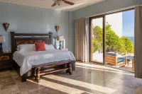Large Luxury Beachfront Villa with Pool, Paddleboards, Golf Carts- Family Ready!