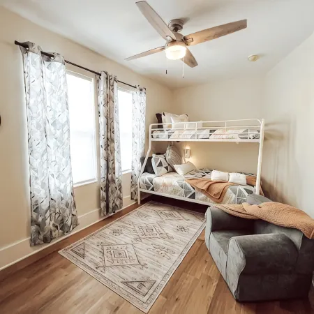 Pet-Friendly Bungalow - Close to UF & Downtown!