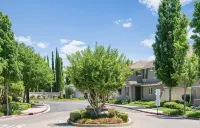 Modern Townhouse near a golf course, Folsom Lake, and hiking trails