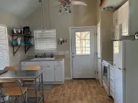 Bandera Bunkhouse on Mason Creek. Casual Hill Country Cabin centrally located. - Chalets