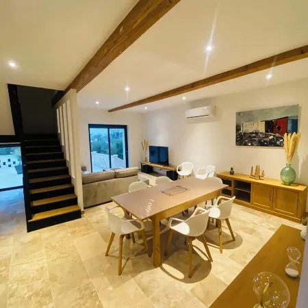 Magnificent 9-person house close to town center.