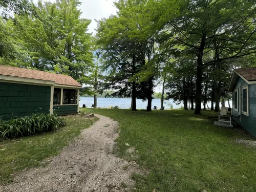 OAK COTTAGE - Lakefront on Thayer Lake in Alden, MI with WiFi, AC - Chalets