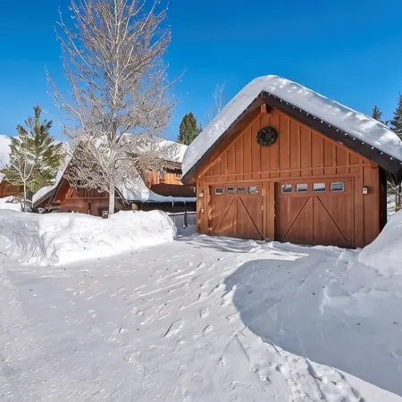 Peaceful Cabin with a hot tub and outdoor fireplace. Ski in ski out property.