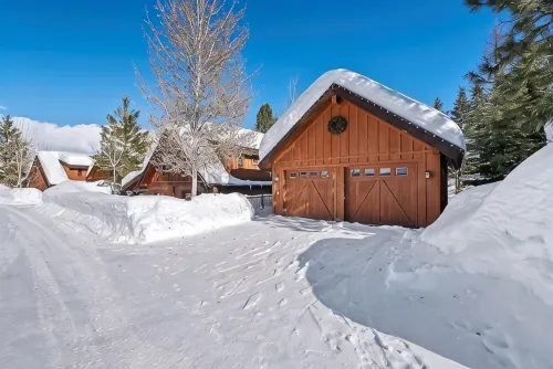 Peaceful Cabin with a hot tub and outdoor fireplace. Ski in ski out property.